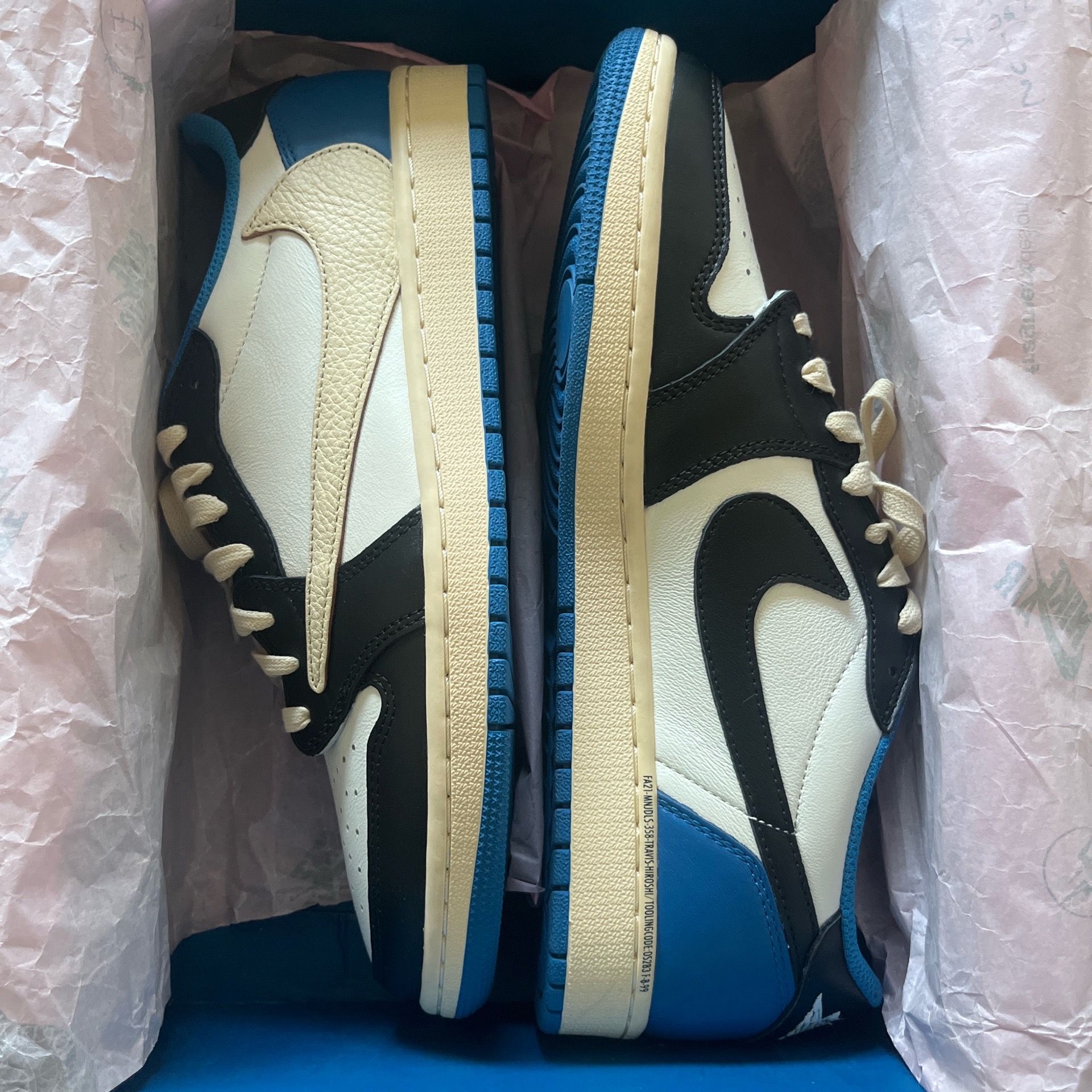 Jordan 1 low travis Scott fragments