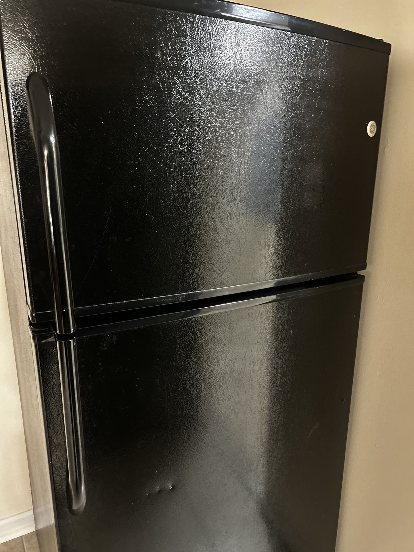 Black Refrigerator (Need gone)