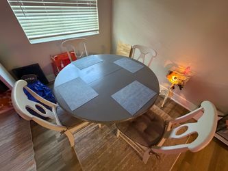 Dinning Room Table/with chairs and Expands