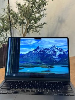 MacBook Air M2 2022 13 in 8GB 256GB, Screen Needs LCD Repair