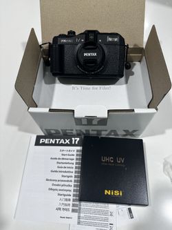 Pentax 17 film camera in like-new condition, full box set.