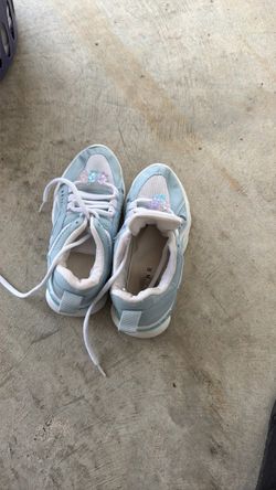 Tennis shoes
