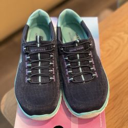 Skechers With Air-Cooled Memory Foam Size 6