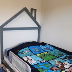 Kids Full Size Bed with House Frame and Sealy Memory Foam Mattress – Excellent Condition