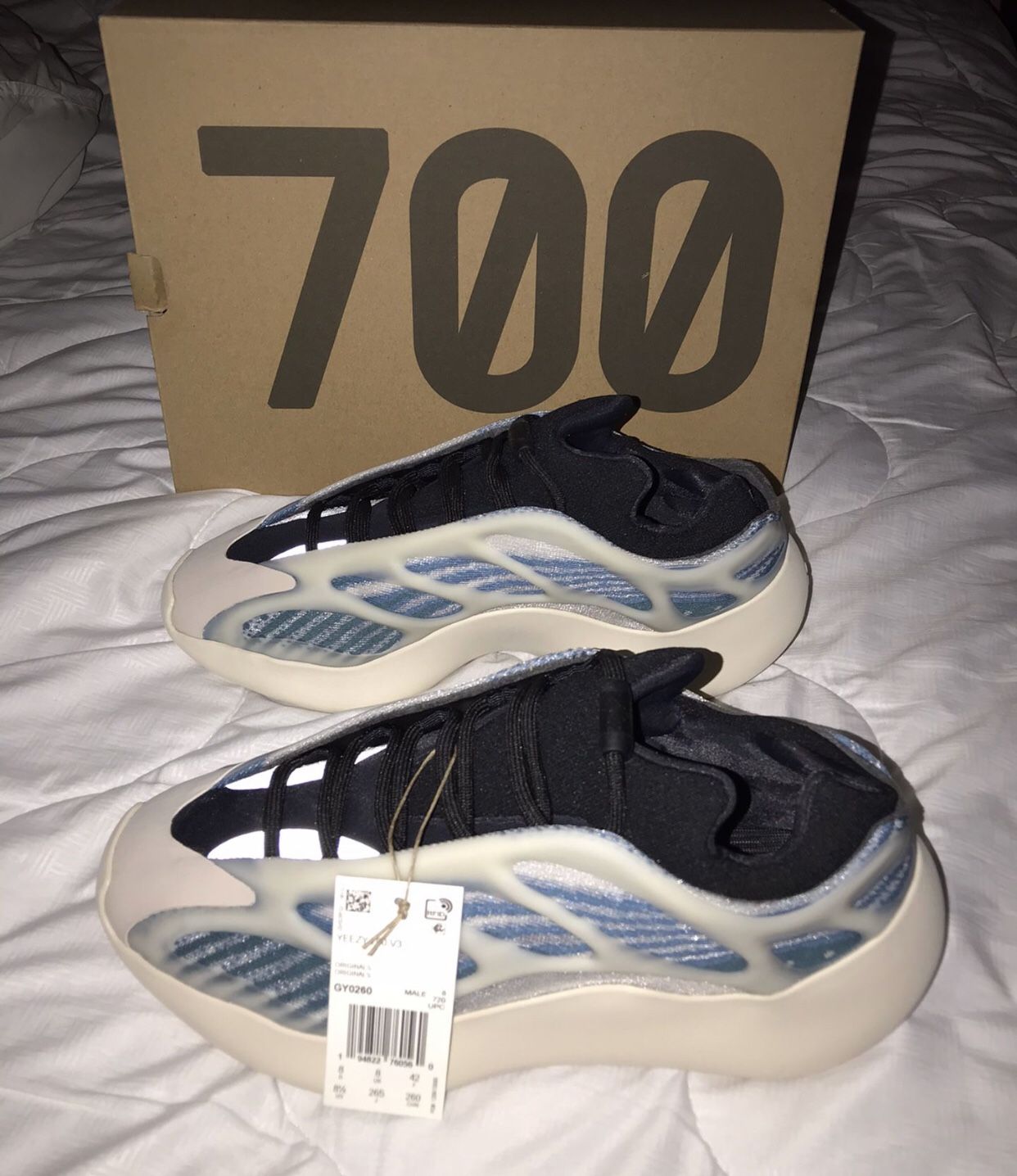 BRAND NEW ADIDAS YEEZY 700 V3 KYANITE SIZE 8.5