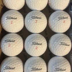 12 Titleist TruFeel Golf Balls 5/4a Lot D142