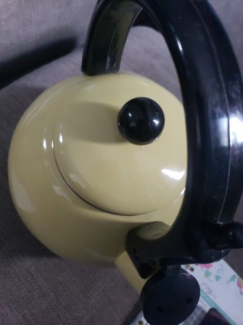 Ekco Kettle Yellow. 2 1/2 qt. New still in box