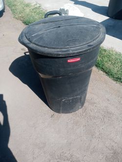 Rubbermaid trash can