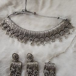 Beautiful choker necklace and earrings new