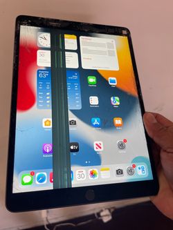 Selling 2 great working connections iPads.  But screens are damage. Read Description