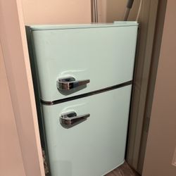 INSIGNIA MINI FRIDGE (lightly used) 