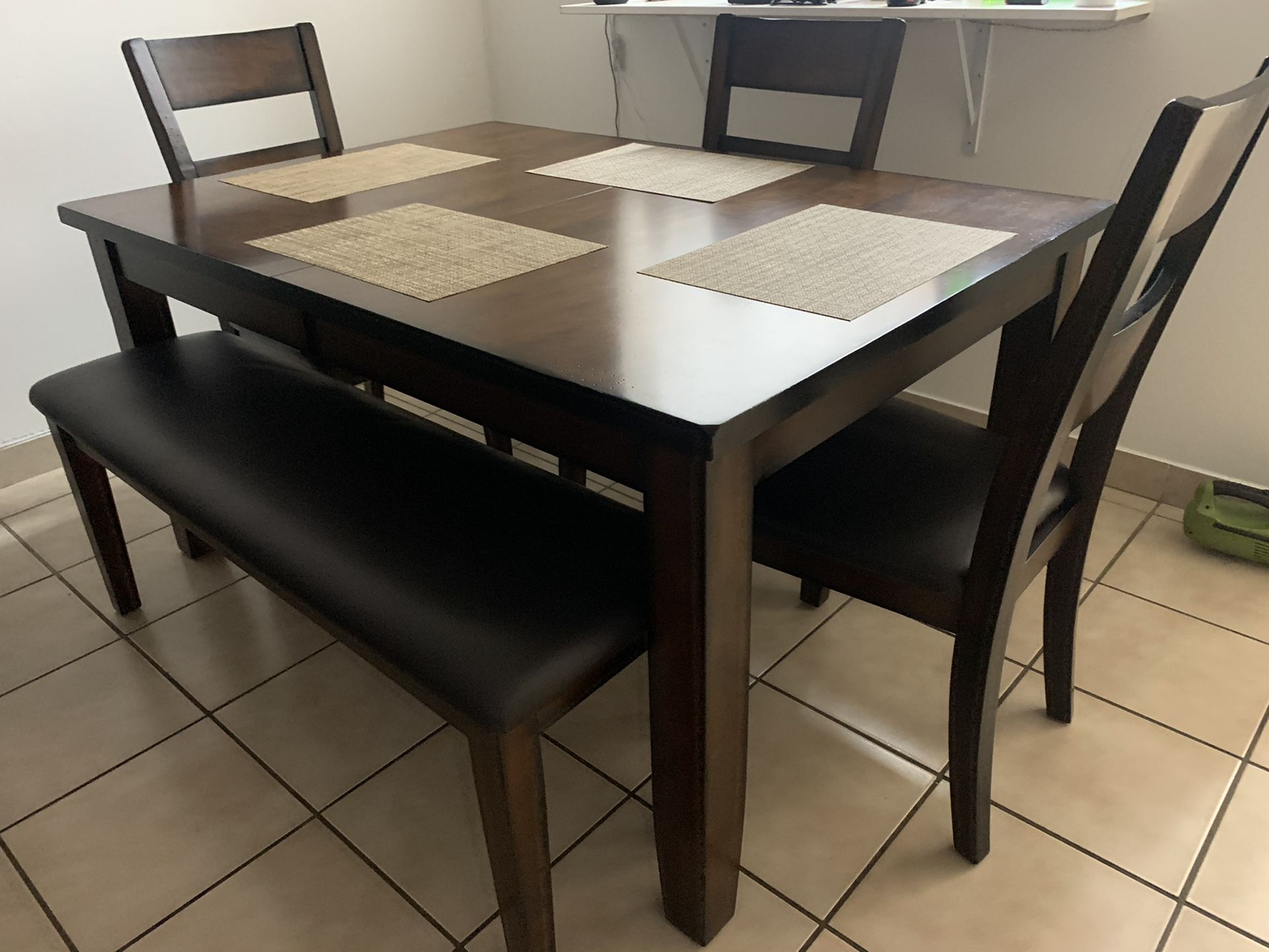 Solid wood dining table. Expandable. Very good condition.