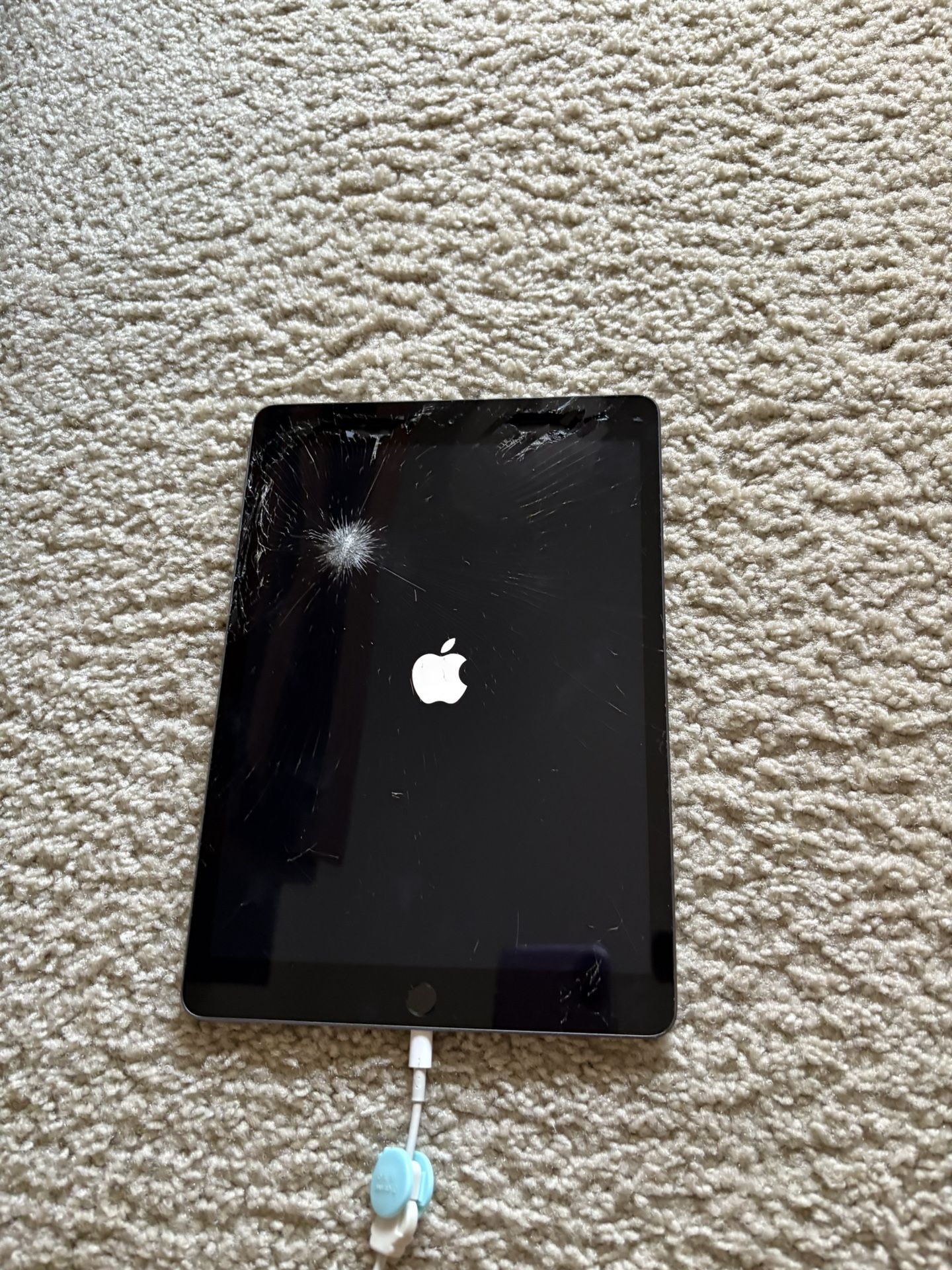 iPad 7th Gen 32GB Cracked Screen WORKS PERFECT
