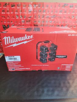 MILWAUKEE M18 18V PACKOUT 6-PORT DAISY CHAIN RAPID CHARGER