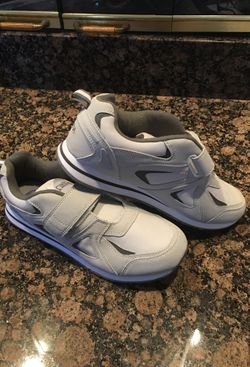 Men’s tennis shoes