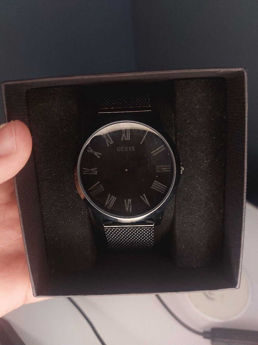 Guess Richmond W1263G3 men's watch with a black dial and a black mesh bracelet