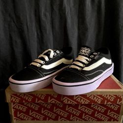 New Women's/ Girls Vans!!! Never Worn Still In The Box