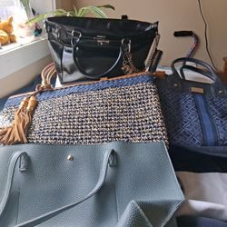 4 Really  Nice Purse Weaved Black An Tan One Is Most Expensive  One An Black New York  Purse Was Expensive  To.then The Big Leather Green  💚 One An T