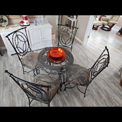 Table And Chair Set Excellent condition dining room table