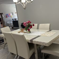 Dining table for sale