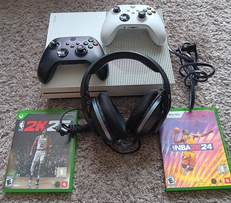 Microsoft-xbox One w/ 2 Controllers/ 2 Video Games/ Turtle Beach Head Set