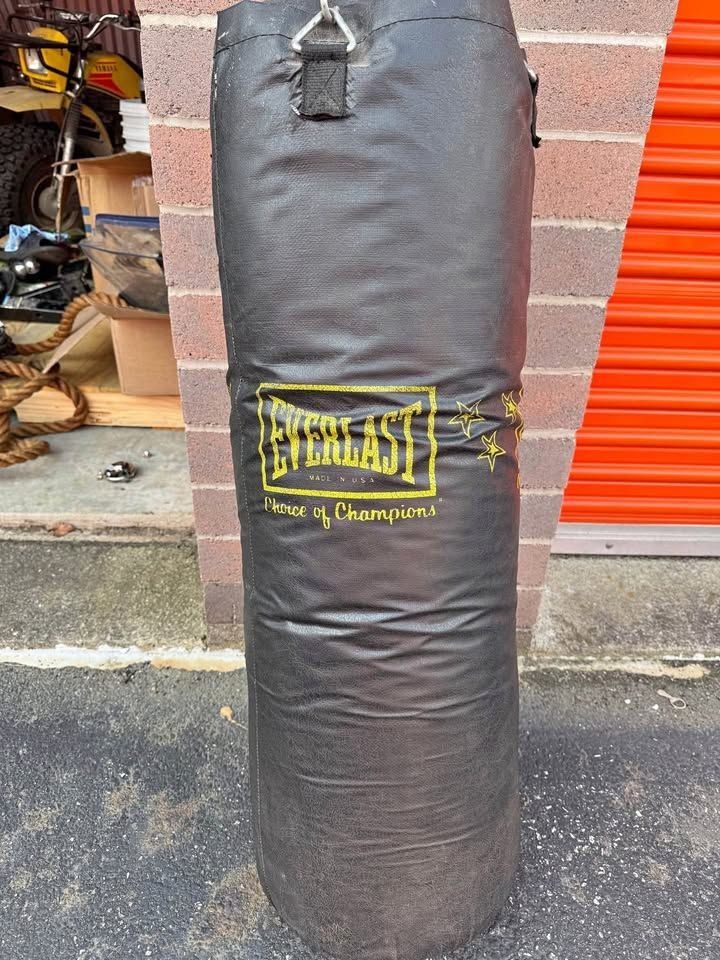 Boxing Bag And Stand For 85$