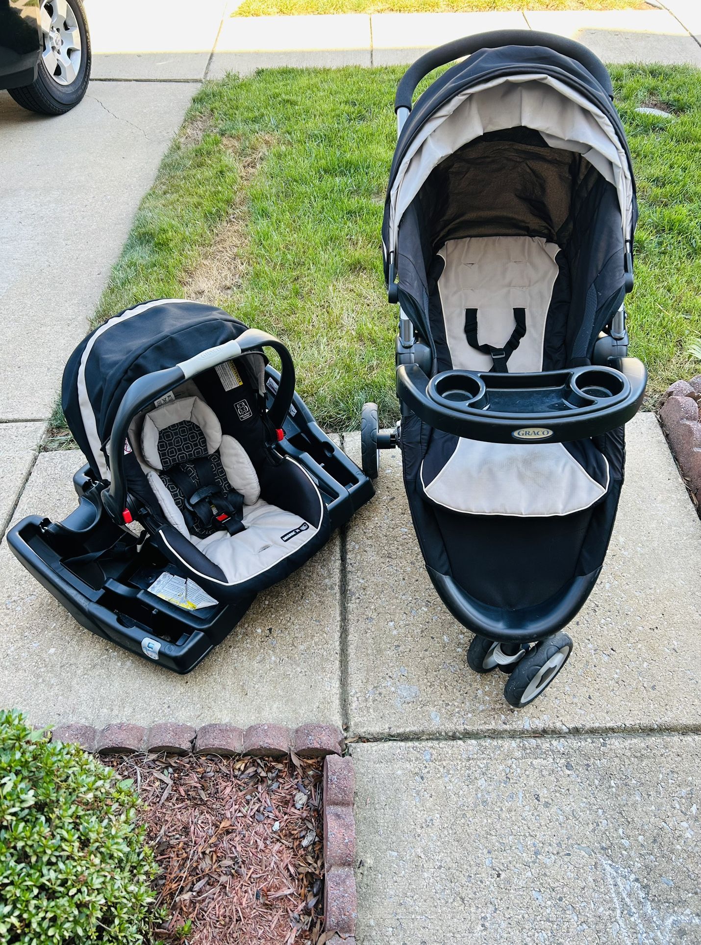 Graco Baby Stroller With a Car Seat And Two Car Base