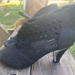 Women’s Size 7 Black Heels W/zipper 