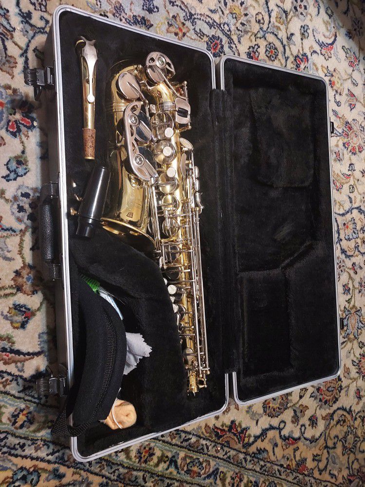 Alta Saxophone With Case Strap Mouthpiece 