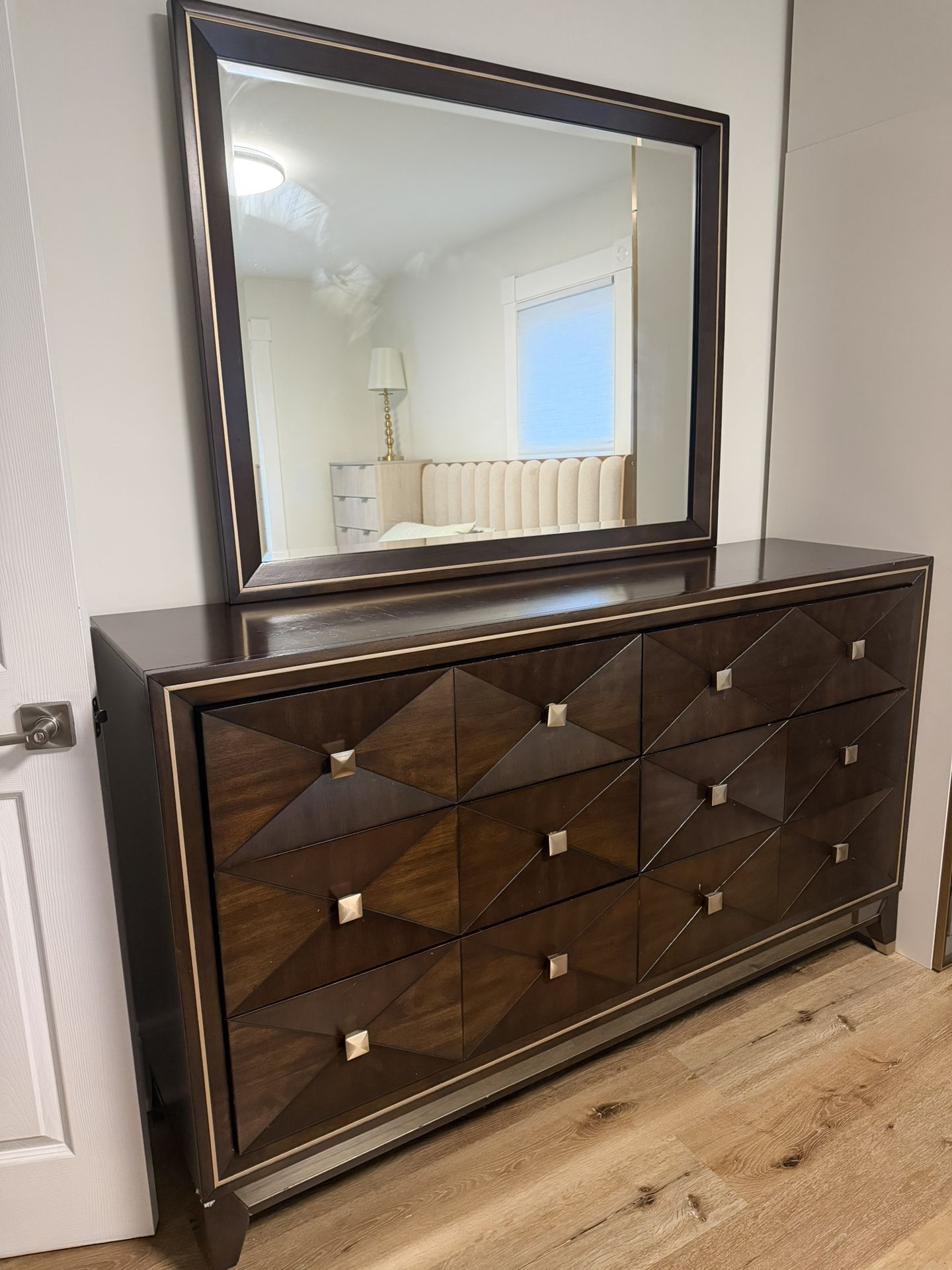 Elegant 5-Piece Bedroom Set – Solid Wood, Modern Geometric Design