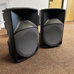 2 Speakers and Stands
