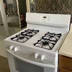 FRIGIDARE 30-in 4 Burners 5-cu ft Freestanding Gas Range (White)  