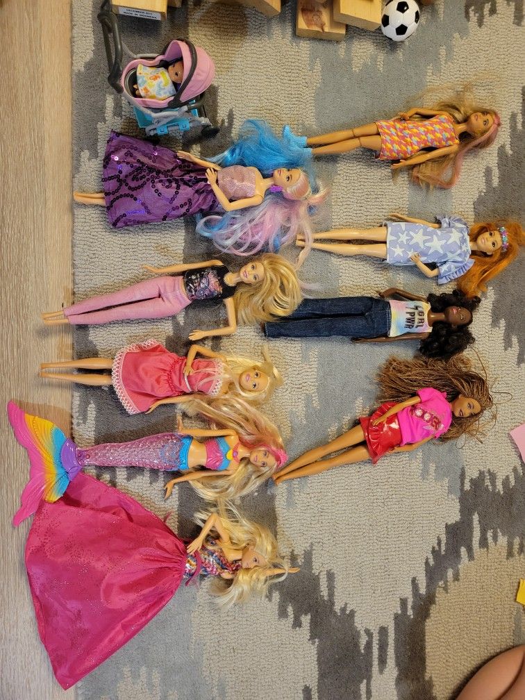9 Different Barbies With Clothes