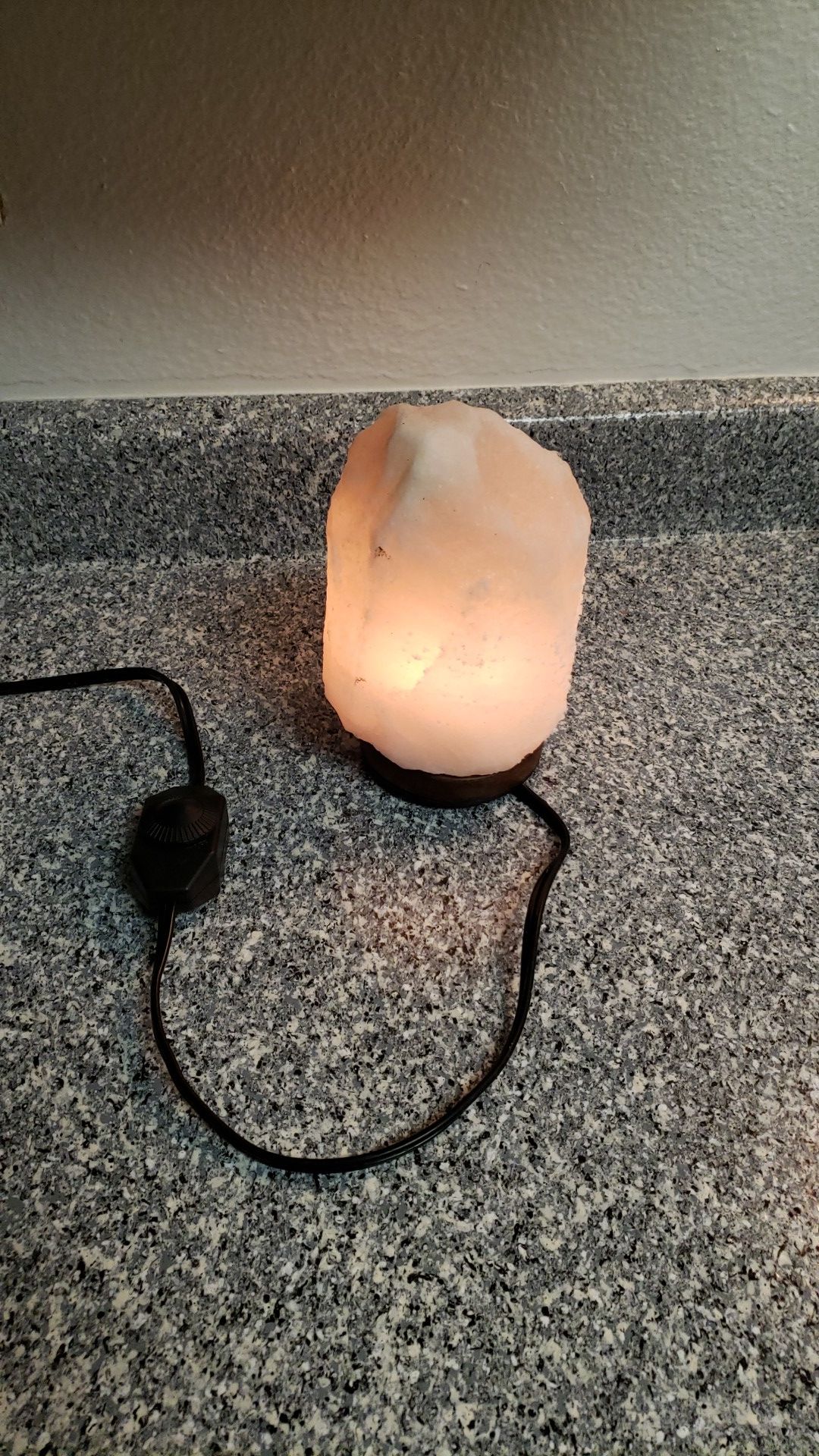 Himalayan salt lamp with dimmer switch