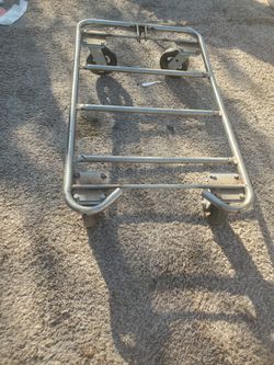 carro de metal  para cargar cosas.