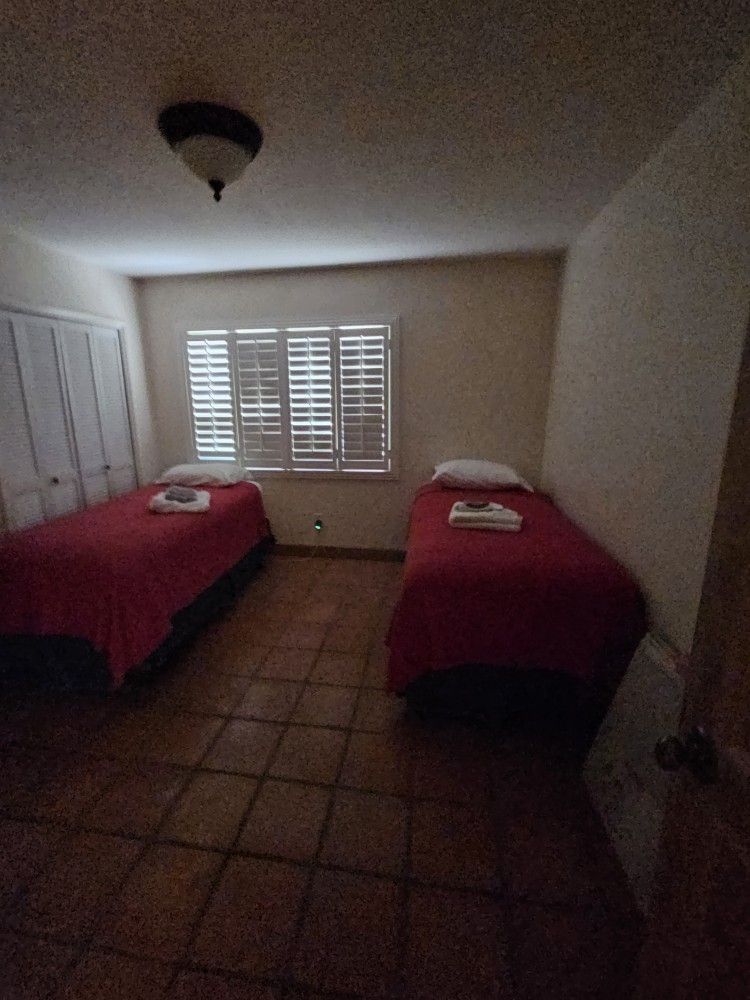 2 Twin Beds