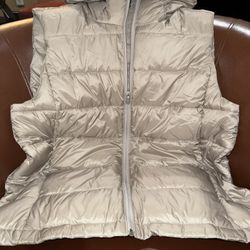 Athleta Aire Puffer Vest