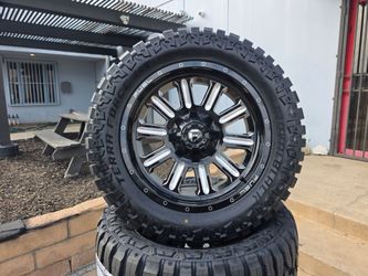 20" FUEL rims w/ 33x12.50R20 Tires