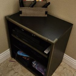 • VERY NICE DR. BROWN TABLE WITH 3 SHELVES can be used for component, entertainment or any other purpose on sale for only $30!!!!
Please contact me fo