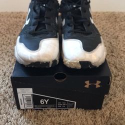 Under Armour Turf Shoes Youth Size 6