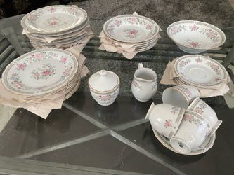 Fine china vintage floral Dinnerware set ( 32 pieces )
