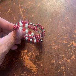 Vintage Red & White Beaded Memory Wire Bracelet – Festive Costume Jewelry