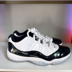 Jordan 11 Emerald/Iridescent Size 10