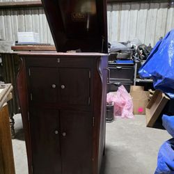 Lots Of Antiques And Old Pictures 