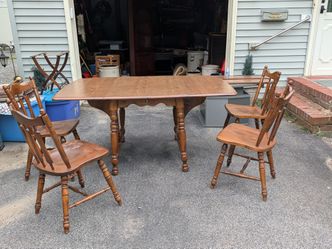 Oak table with 2 leaves and 4 chairs