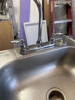 Kitchen si g and faucet