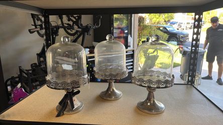 Cake stand with dome