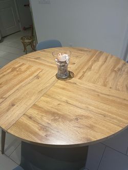 Beautiful dinning table with 4 chairs