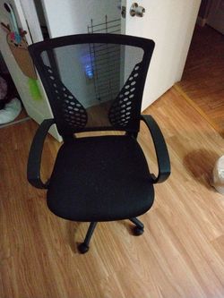 Black Desk Chair MUST GO TODAY 9/28 OFFER $$$ OBO