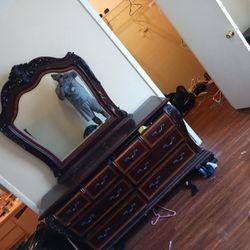 Dresser With Mirror 